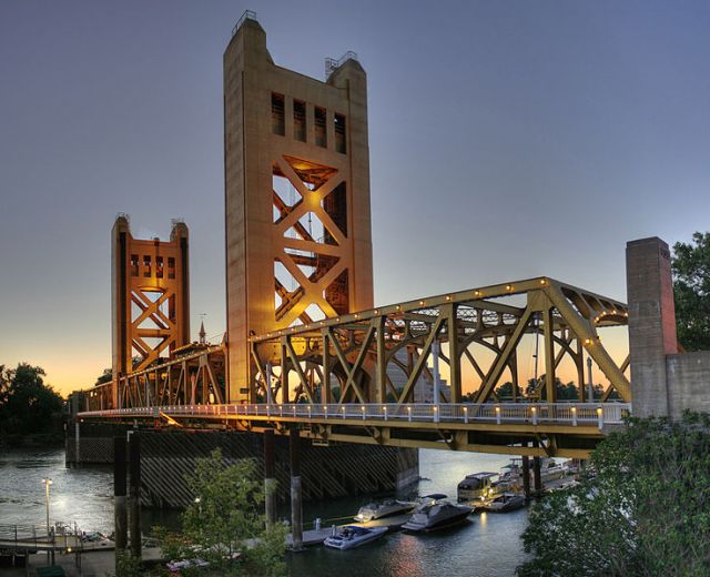736px-Tower_Bridge_Sacramento_edit