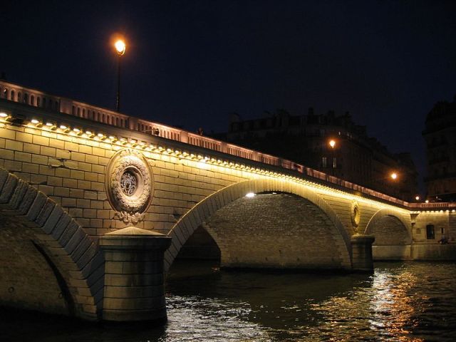 800px-Pont_Louis-Philippe_de_nuit_-_vue_aval