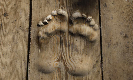 Footprints-carved-in-wood-001